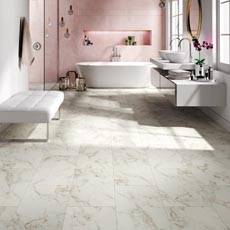 Bad mit rosa Wänden und Vinylboden in Steinoptik